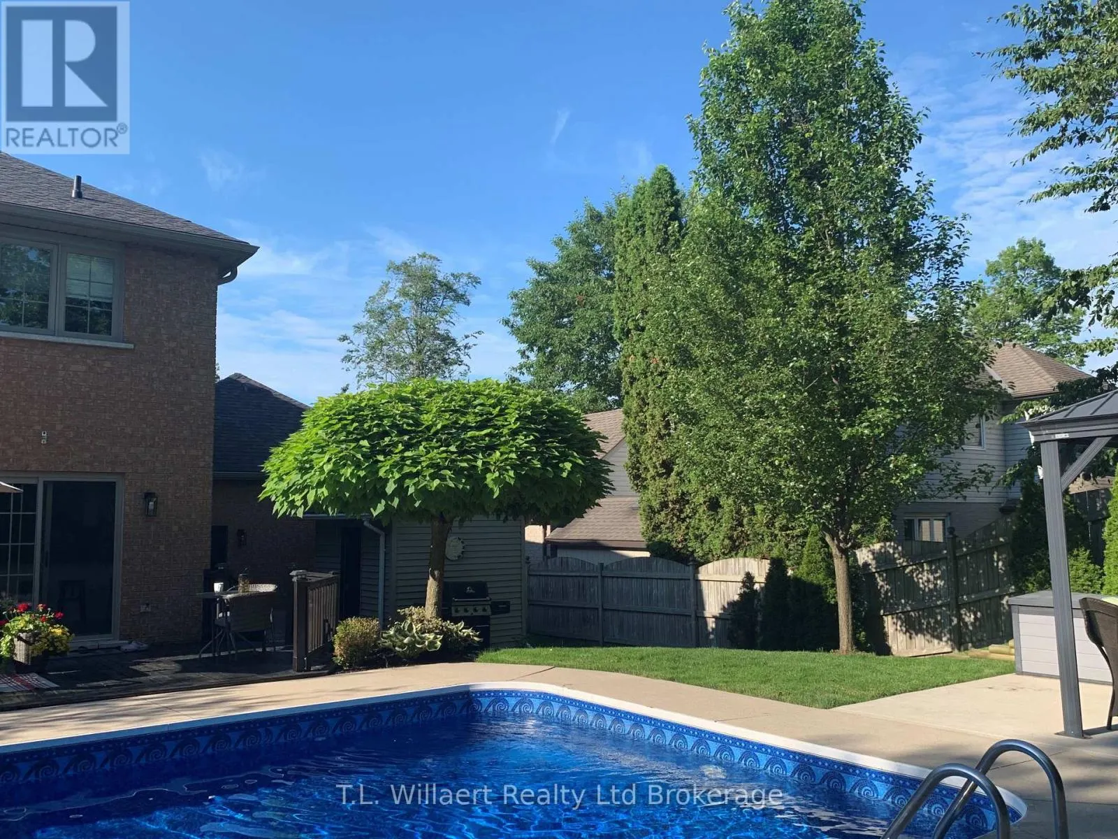 10 WOODSIDE DRIVE