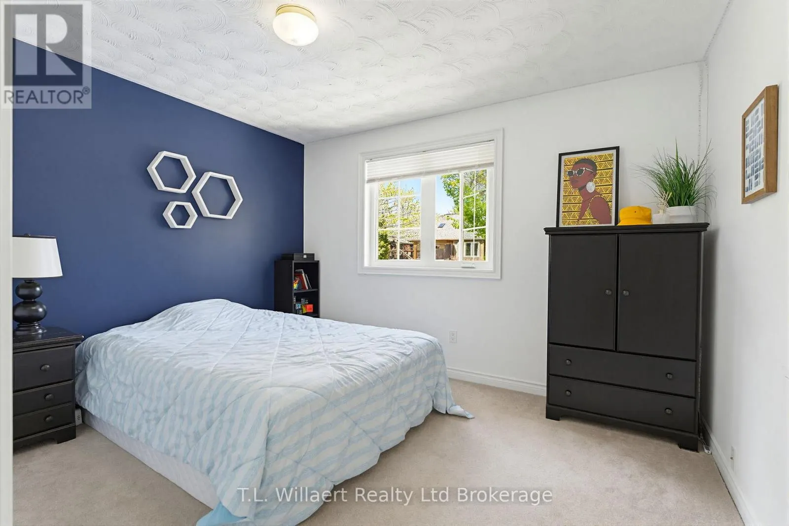 10 WOODSIDE DRIVE