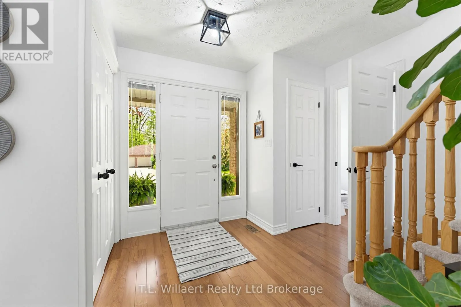 10 WOODSIDE DRIVE