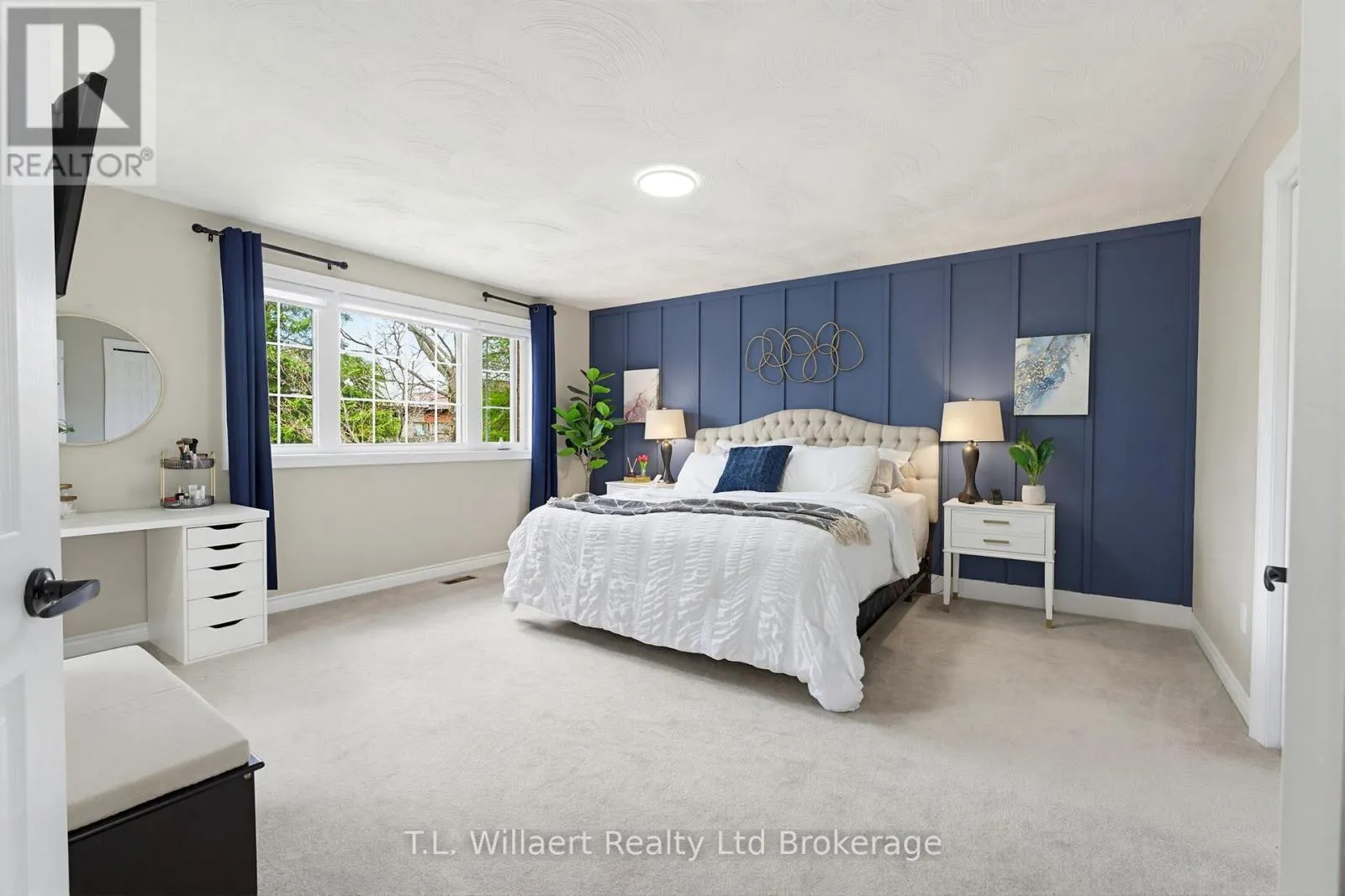 10 WOODSIDE DRIVE