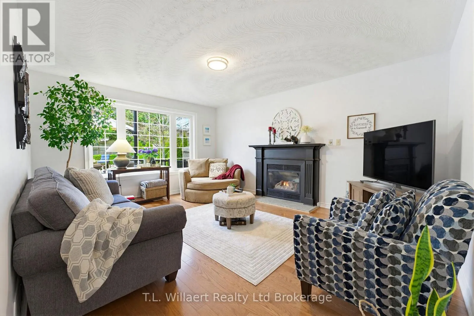 10 WOODSIDE DRIVE