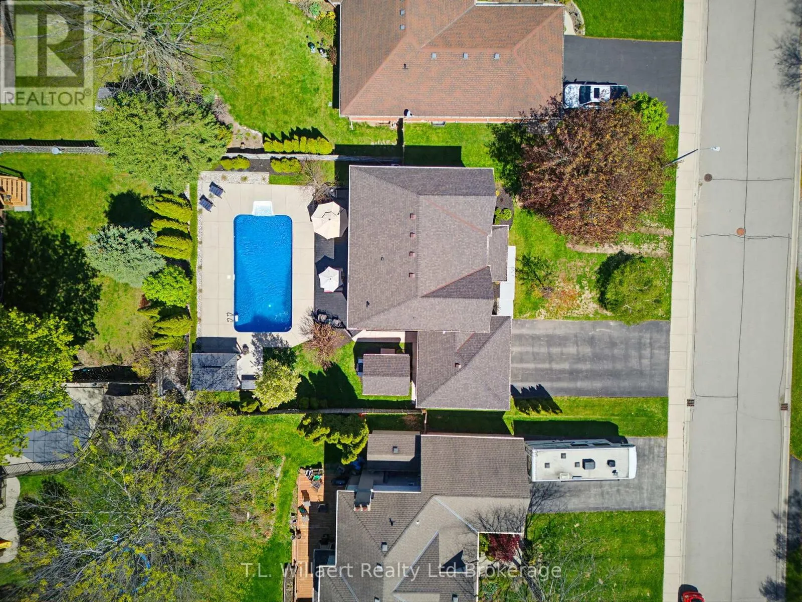 10 WOODSIDE DRIVE