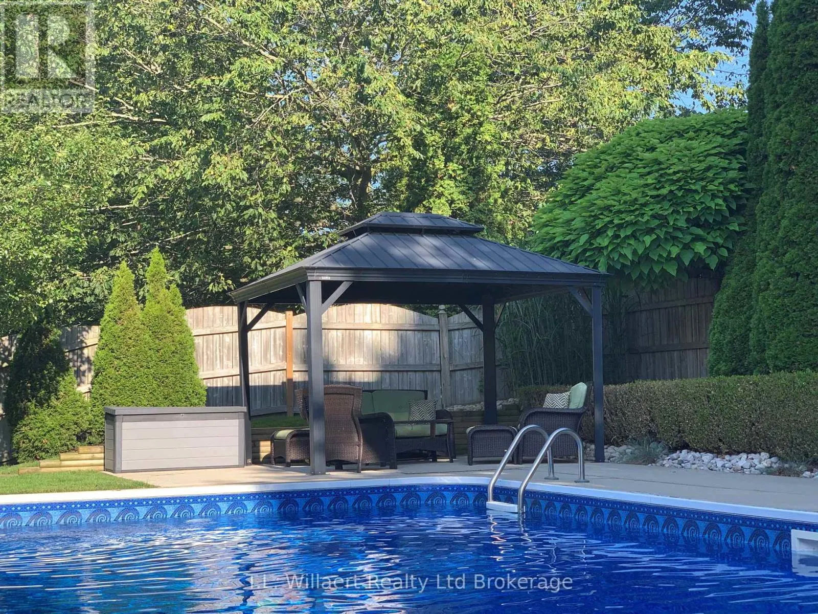 10 WOODSIDE DRIVE