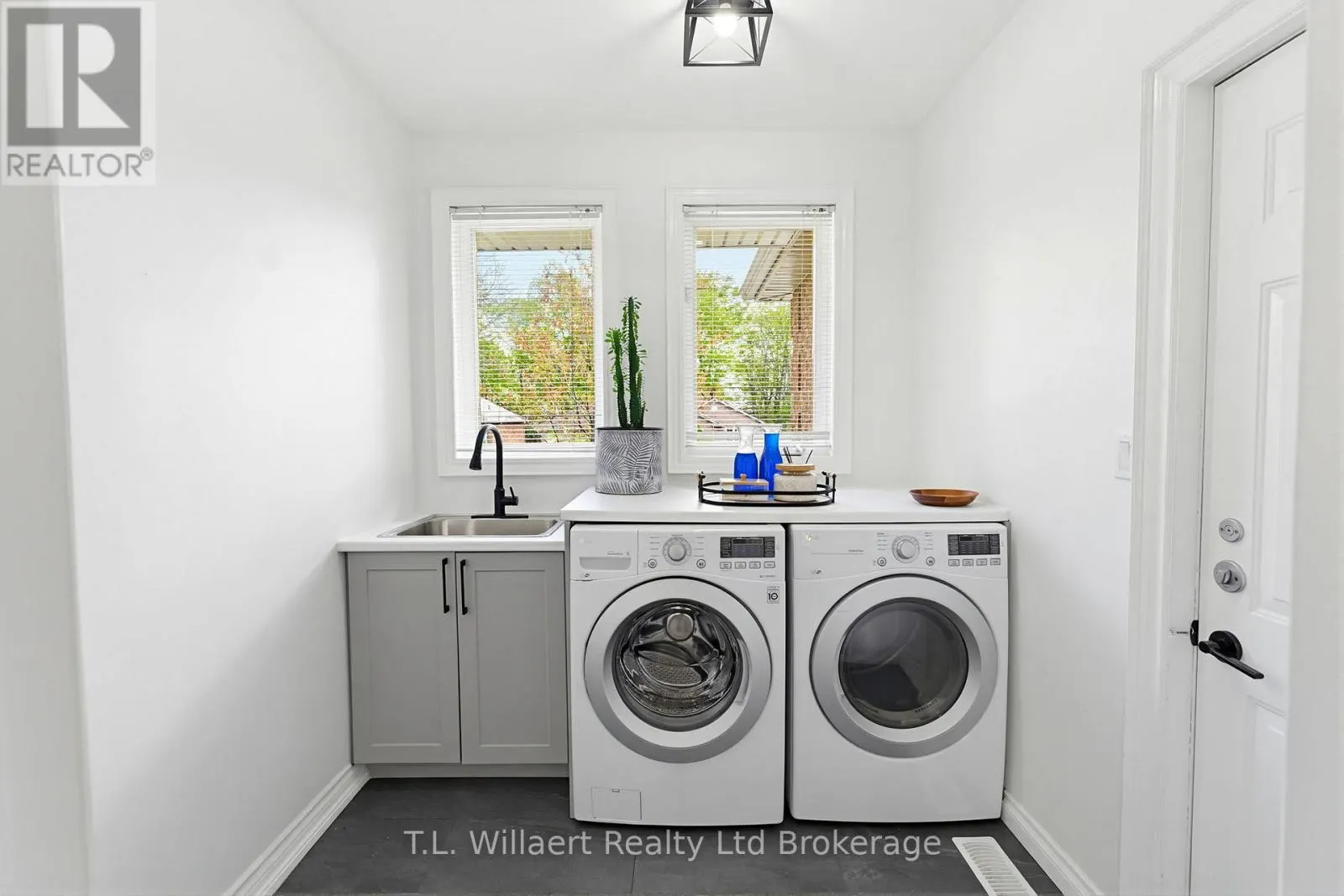 10 WOODSIDE DRIVE