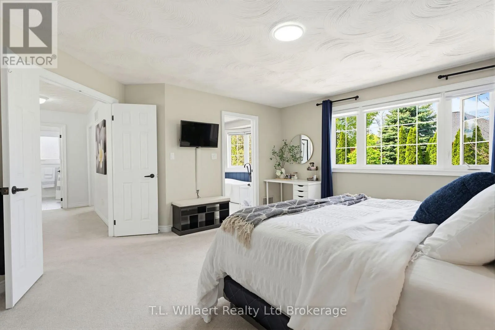 10 WOODSIDE DRIVE