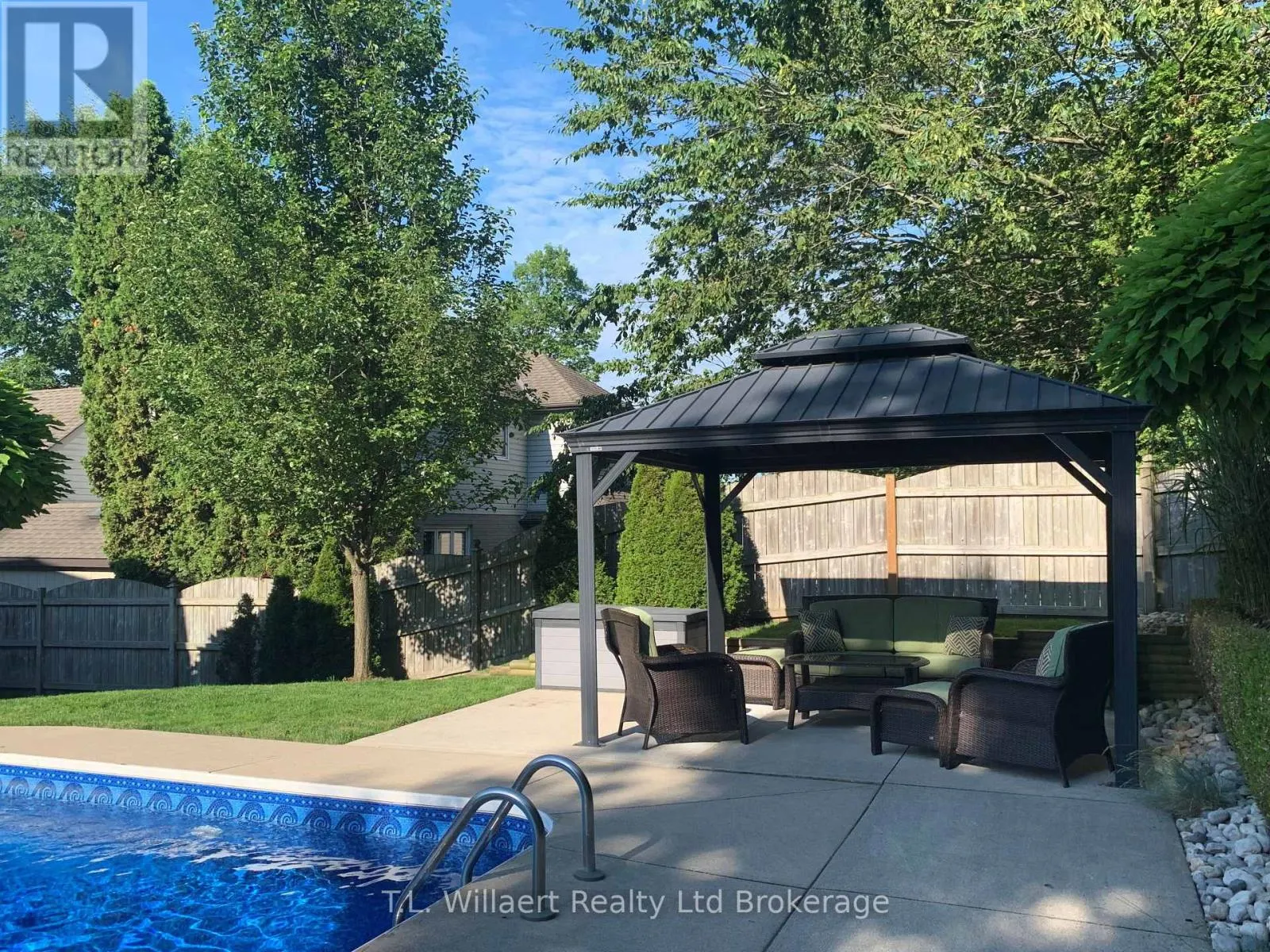 10 WOODSIDE DRIVE