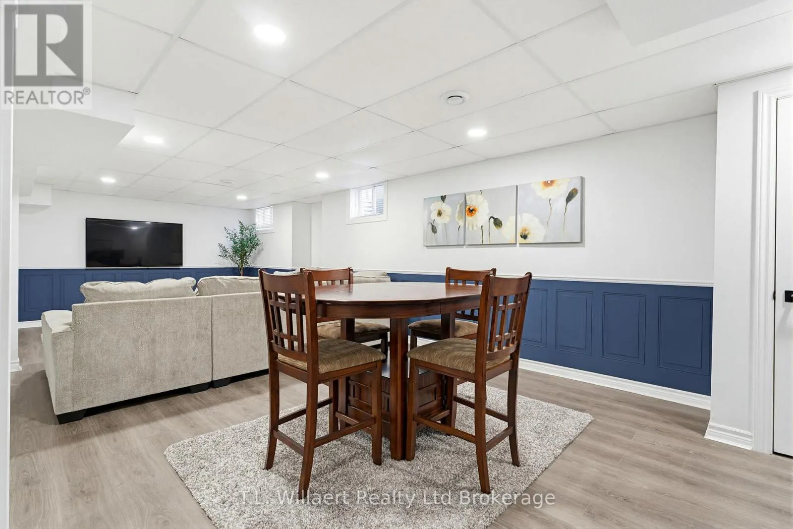 10 WOODSIDE DRIVE