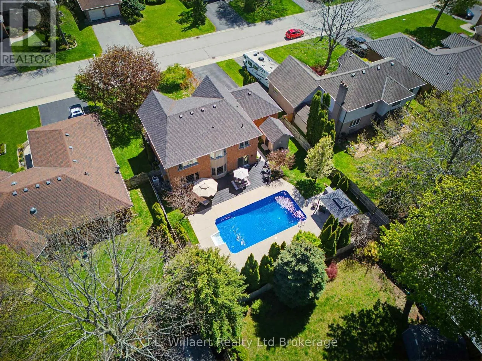 10 WOODSIDE DRIVE