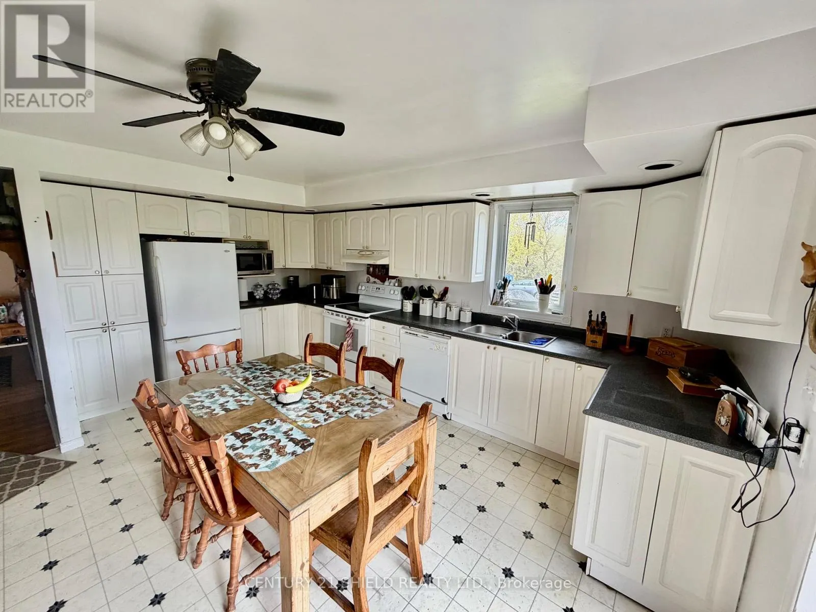 ST. ANDREWS - 17637 ISLAND ROAD E