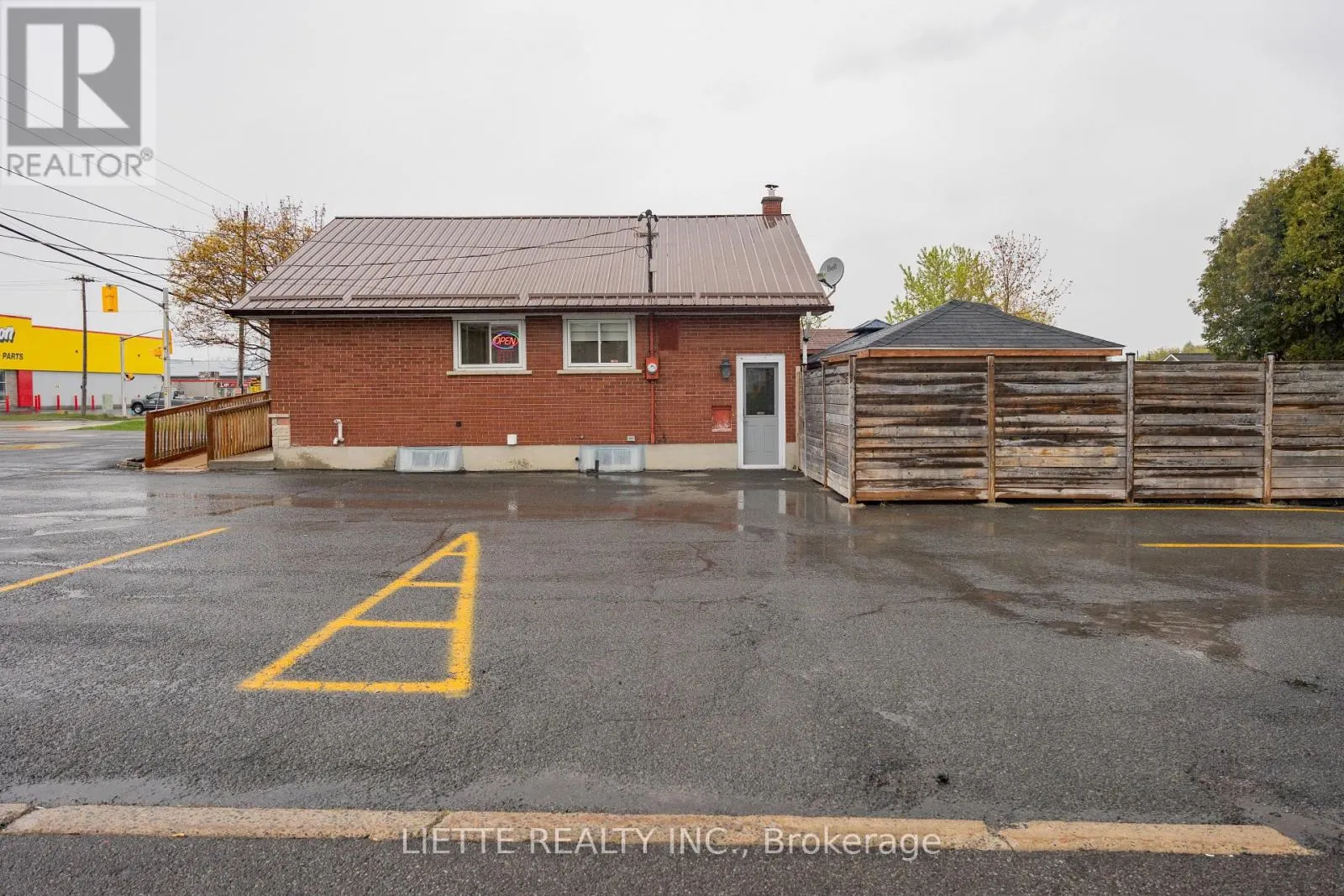385 MAIN STREET S