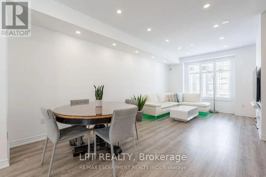 16 PLACE POLONAISE DRIVE
