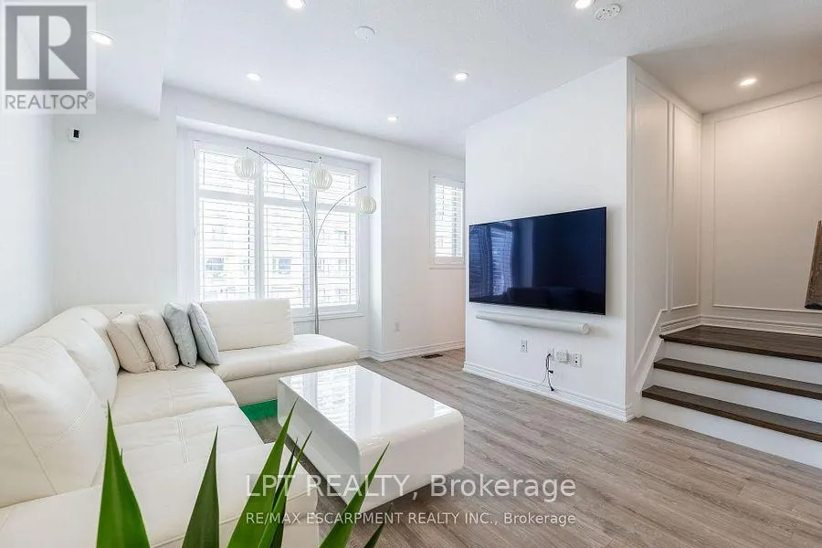16 PLACE POLONAISE DRIVE