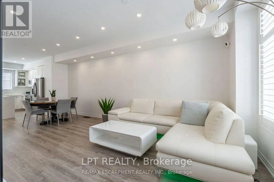 16 PLACE POLONAISE DRIVE