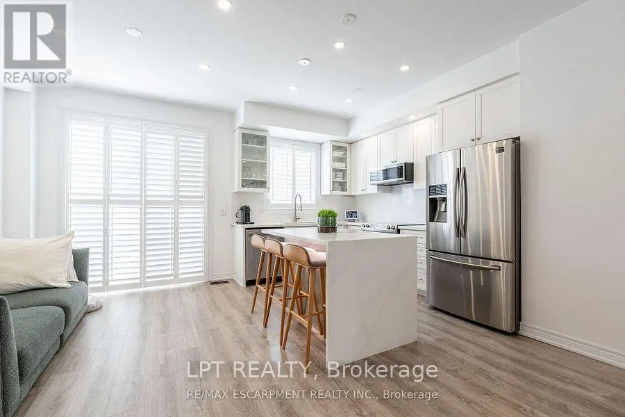 16 PLACE POLONAISE DRIVE