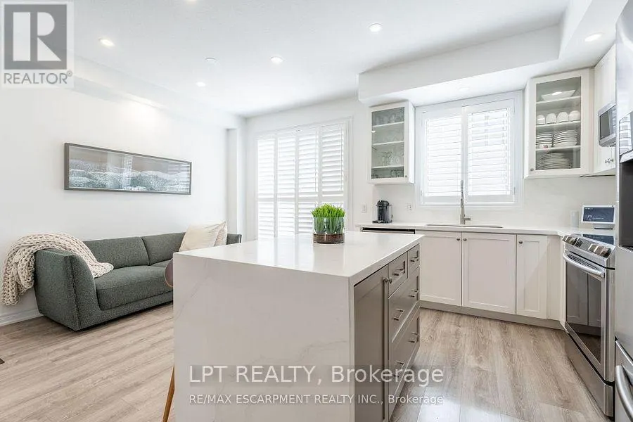 16 PLACE POLONAISE DRIVE