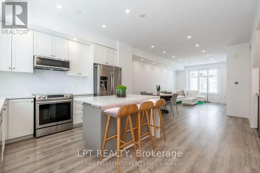 16 PLACE POLONAISE DRIVE