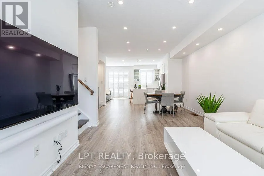 16 PLACE POLONAISE DRIVE
