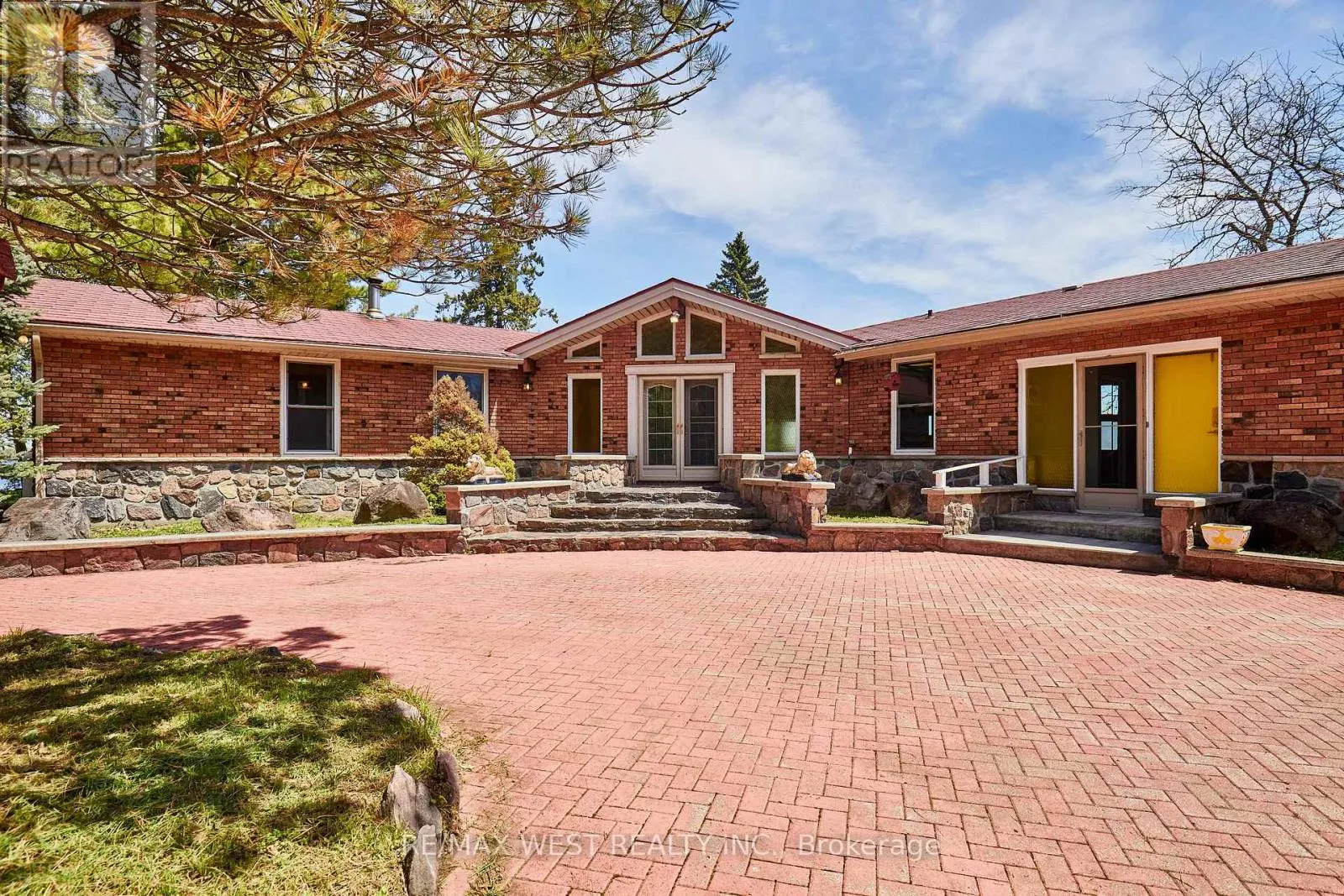 557 RIVERSIDE DRIVE