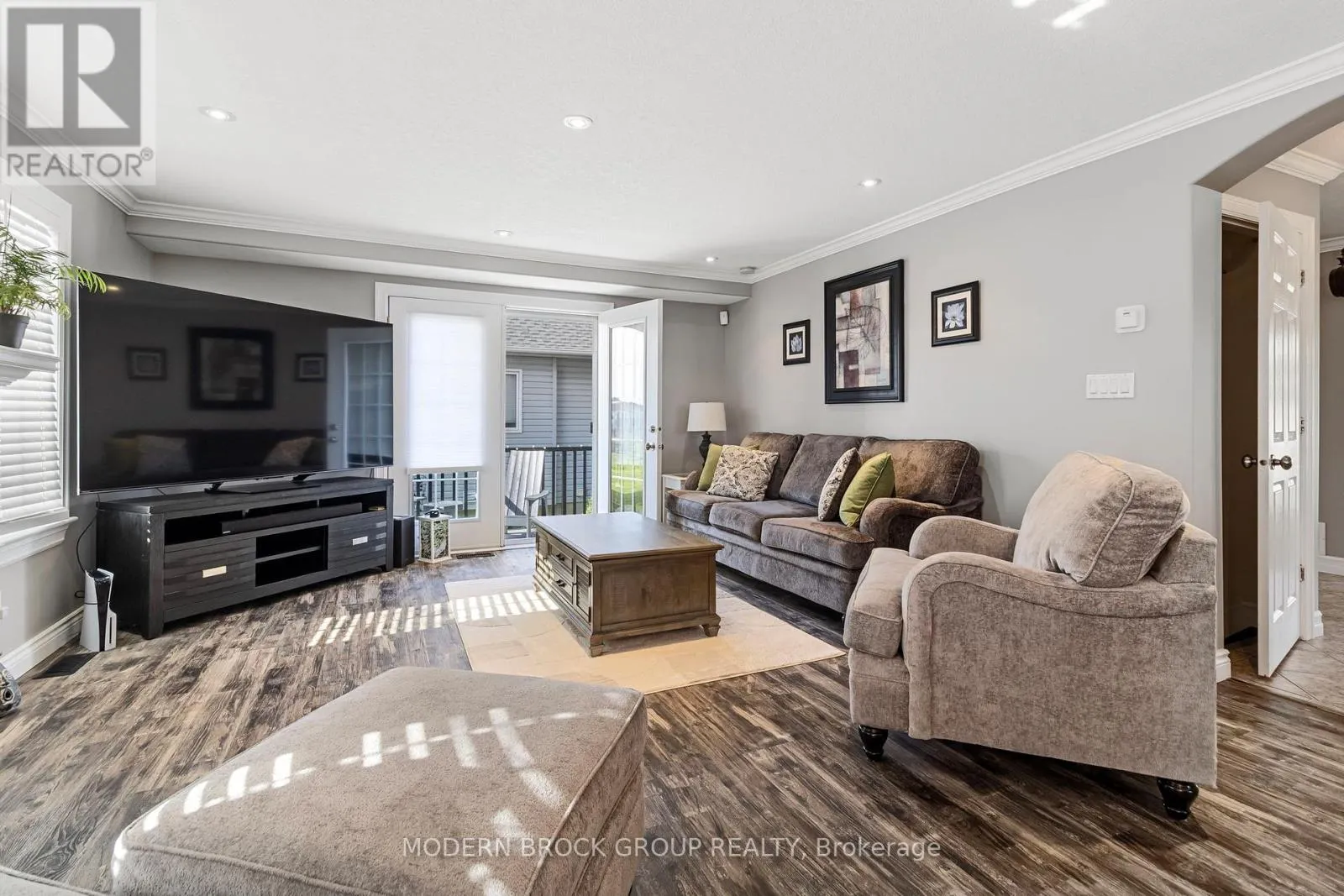 1000 CRESTWOOD DRIVE