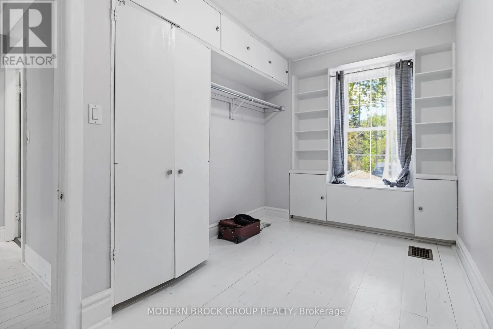 254 KING STREET E