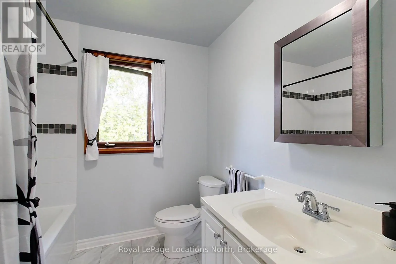252 LAKESHORE ROAD N