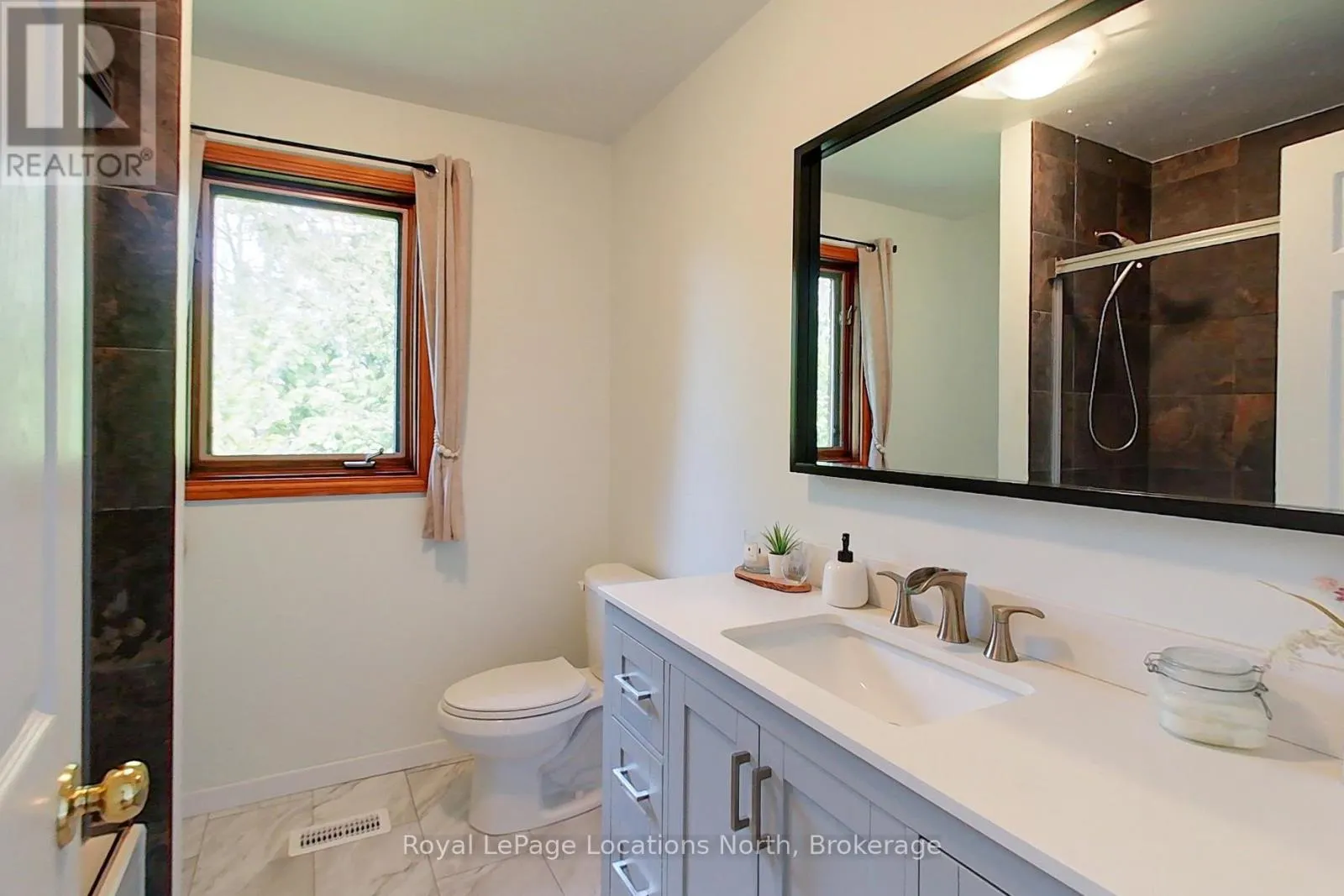 252 LAKESHORE ROAD N
