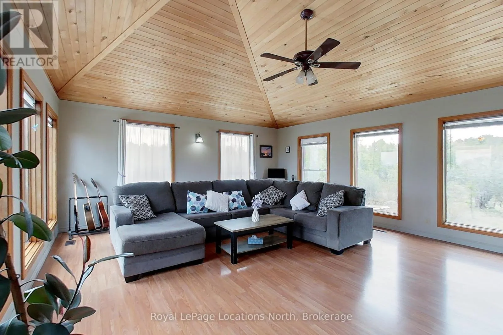 252 LAKESHORE ROAD N