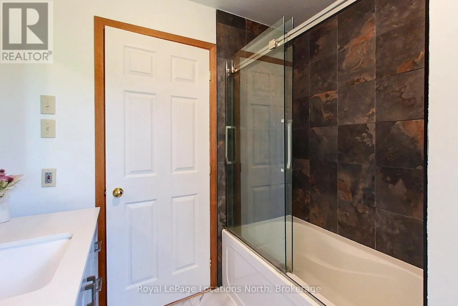 252 LAKESHORE ROAD N