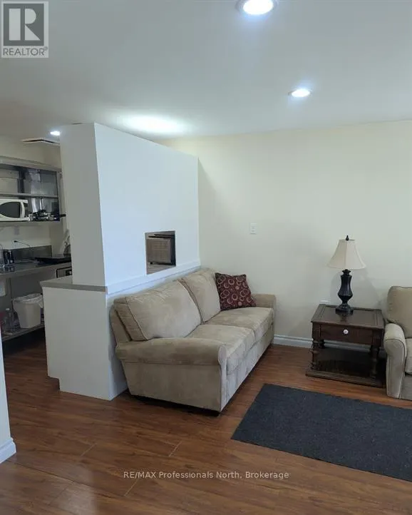 103 ST LAWRENCE STREET W