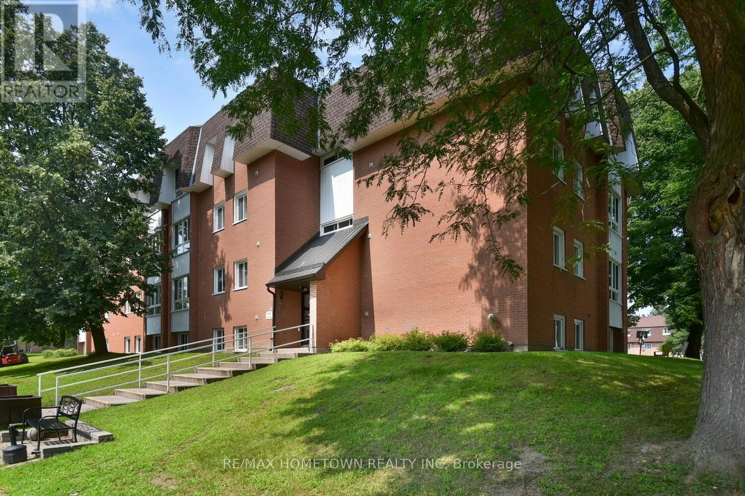 202 - 810 KYLE COURT