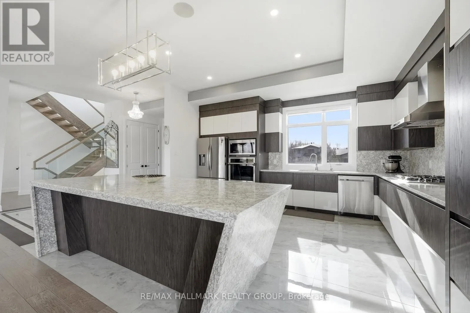225 SUMMERVIEW TERRACE