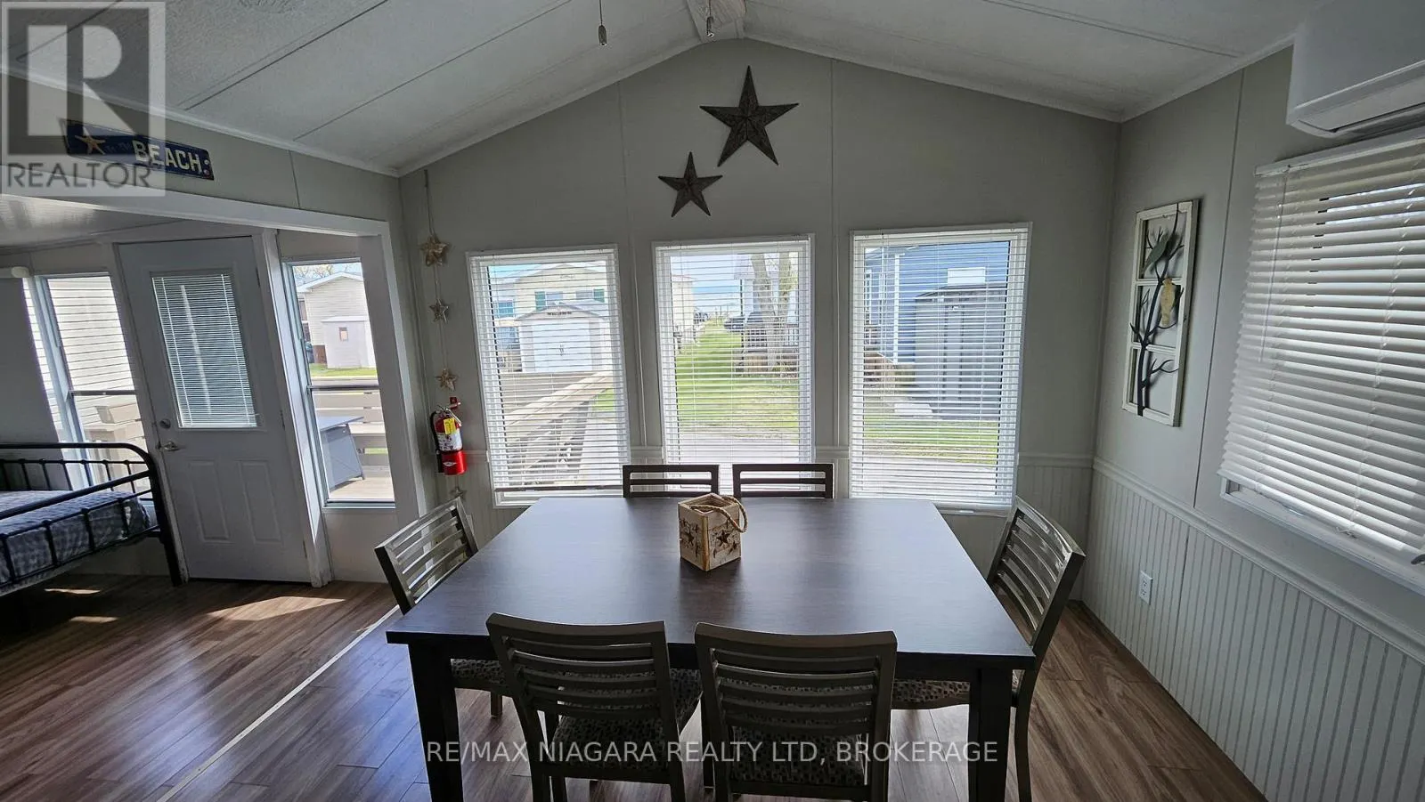 17 MARINER CRESCENT