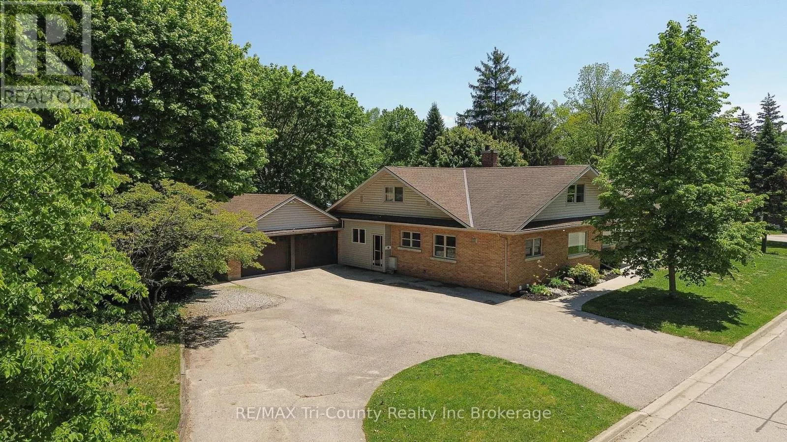 16 DELEVAN CRESCENT
