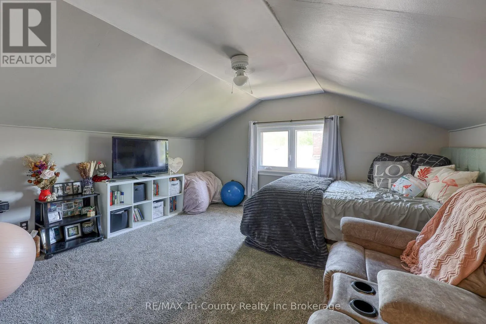 16 DELEVAN CRESCENT