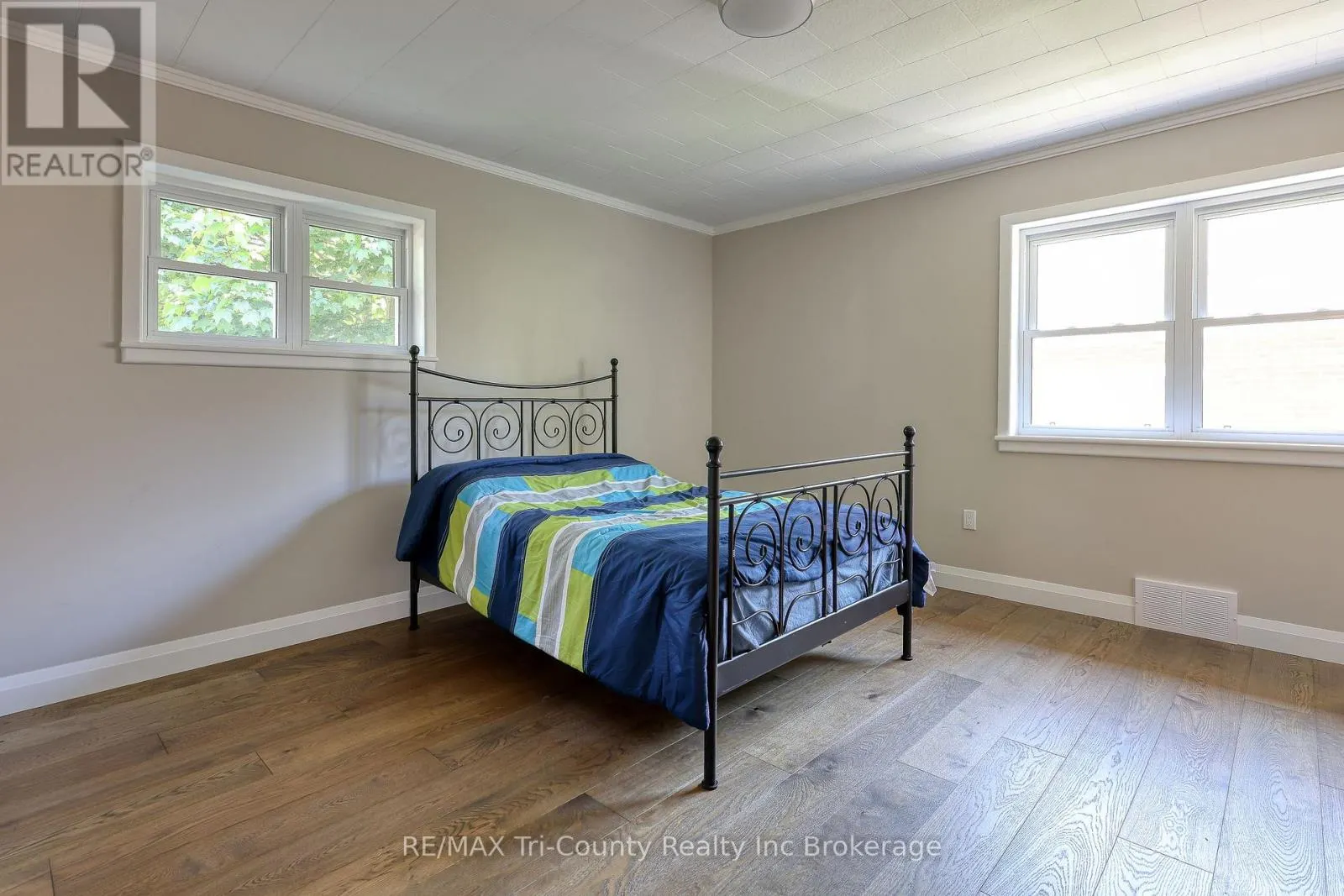 16 DELEVAN CRESCENT