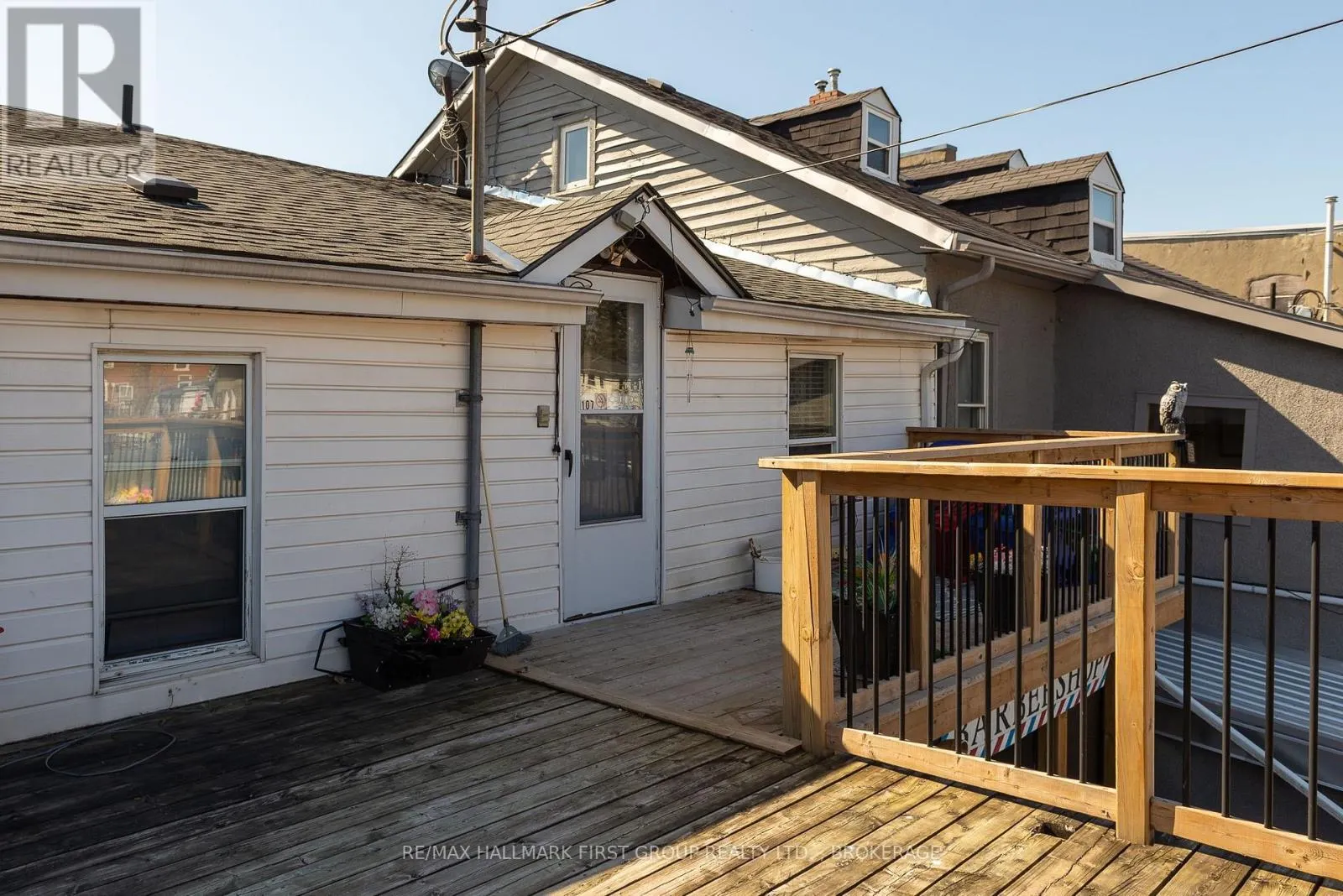 19/21 DUNDAS STREET W