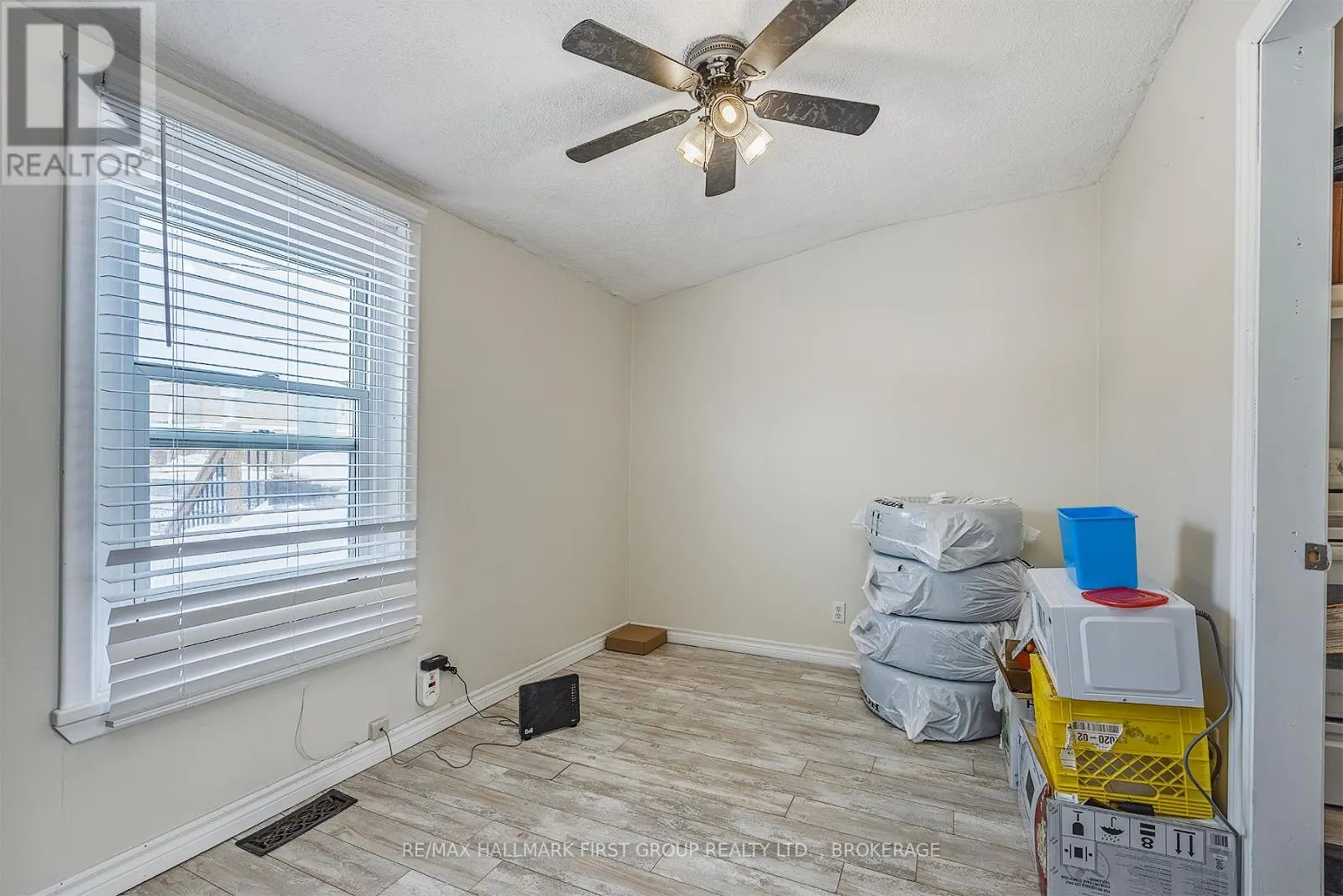 19/21 DUNDAS STREET W