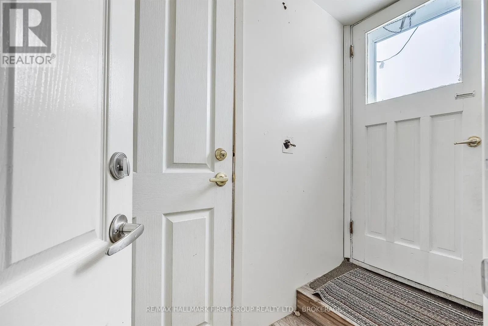 19/21 DUNDAS STREET W