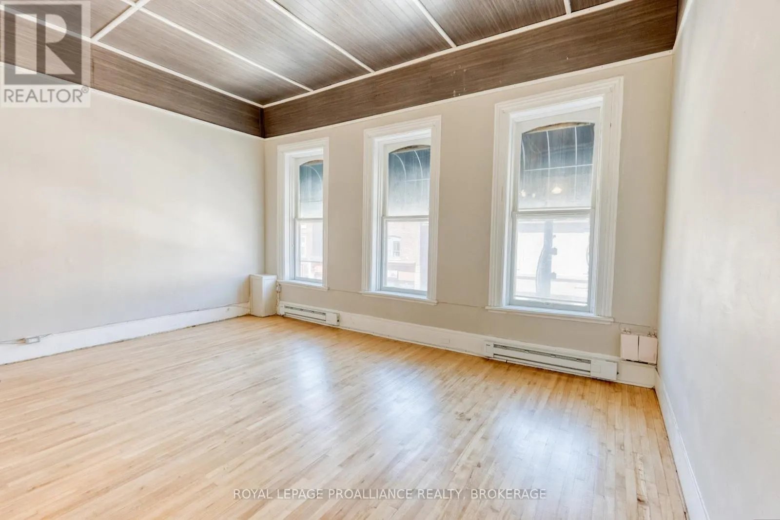 48 DUNDAS STREET E