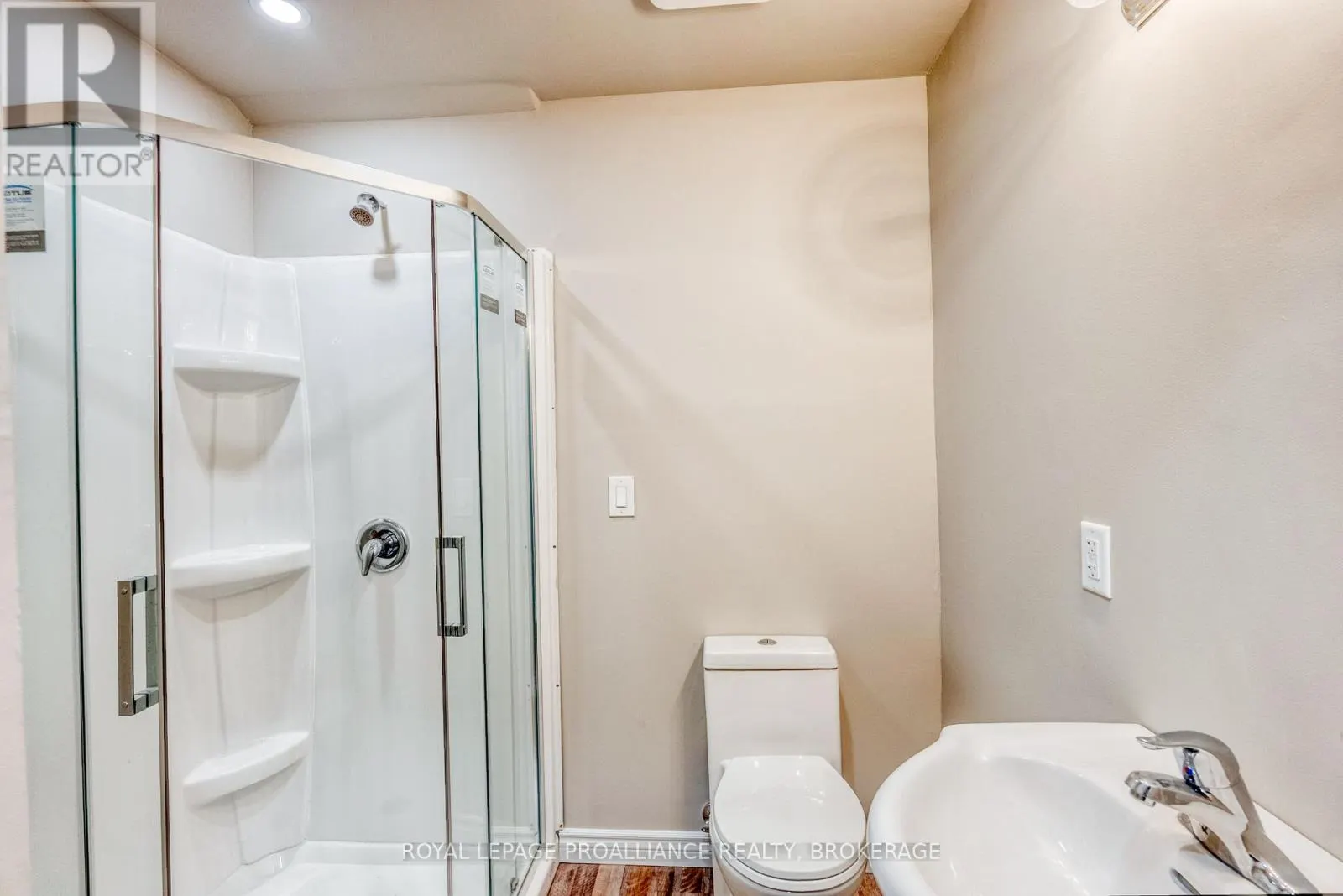 48 DUNDAS STREET E