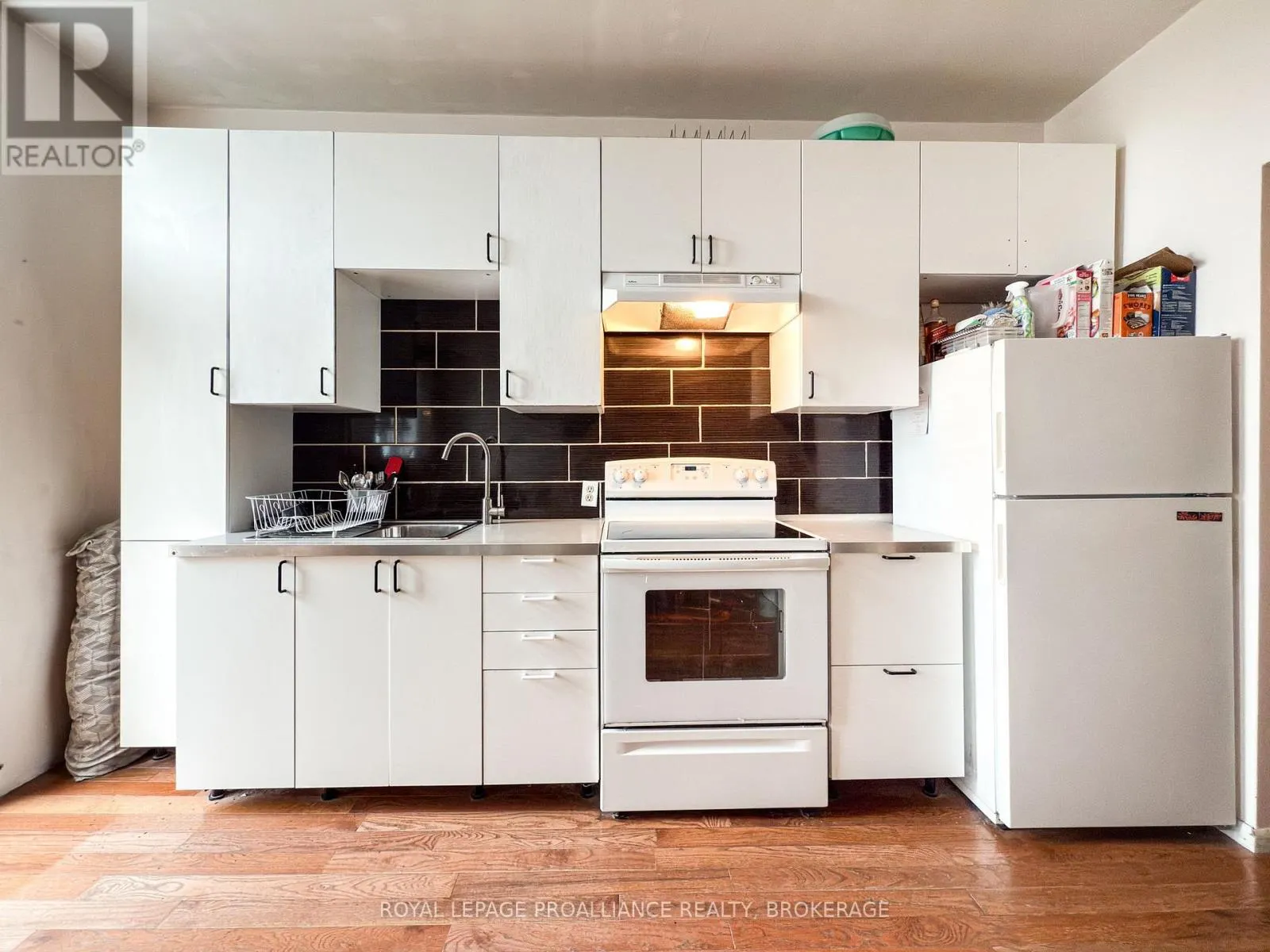 48 DUNDAS STREET E