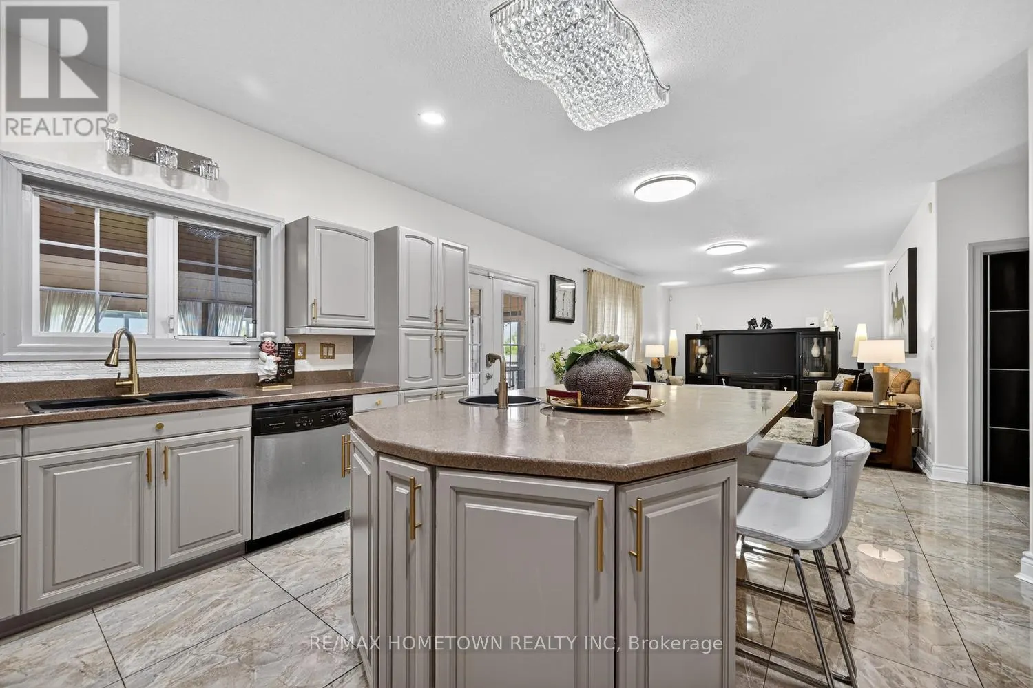 1020 CRESTWOOD DRIVE