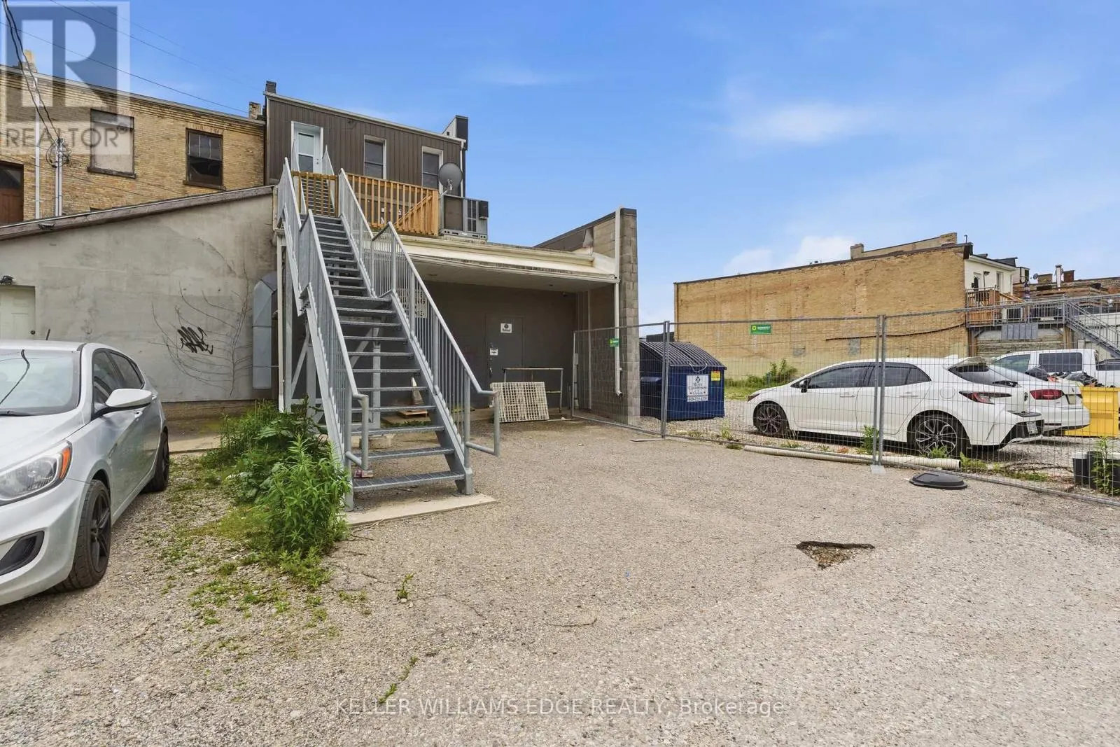 389 DUNDAS STREET