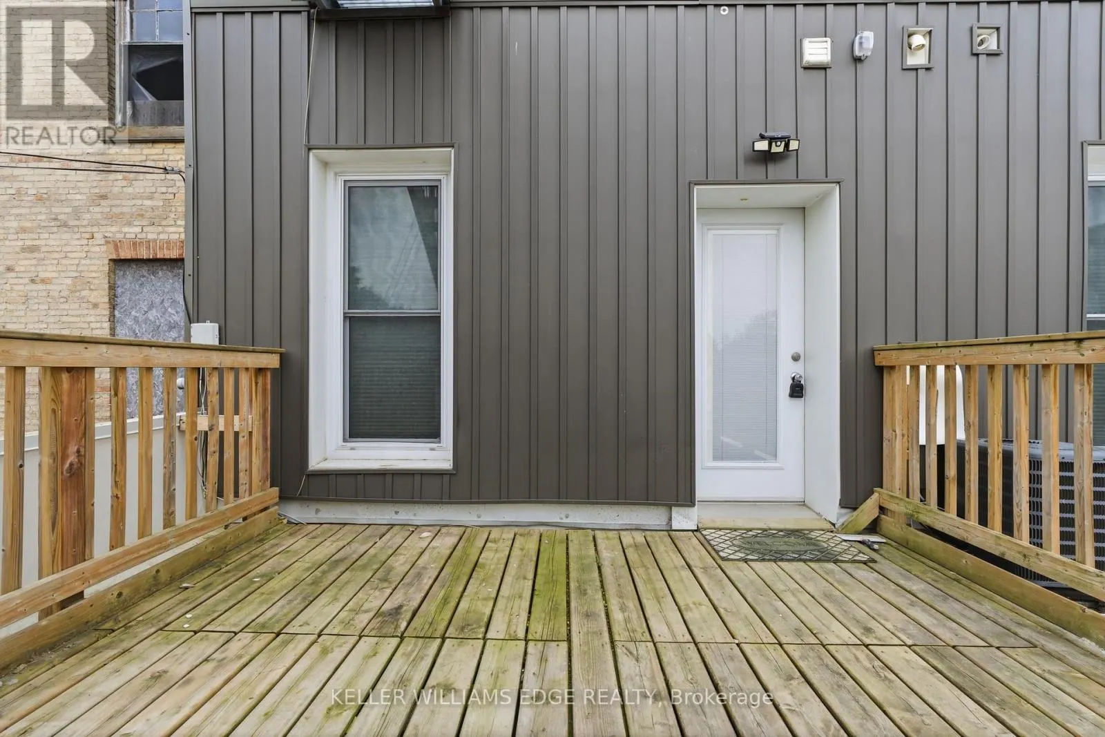 389 DUNDAS STREET