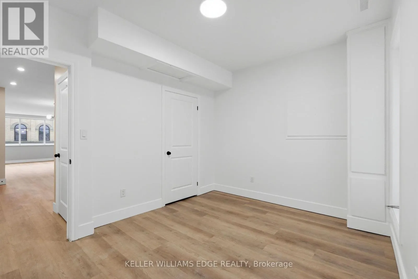 389 DUNDAS STREET