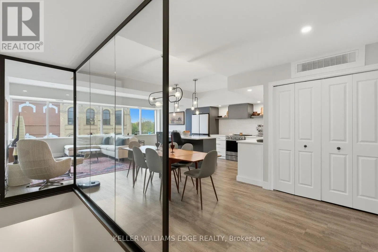 389 DUNDAS STREET