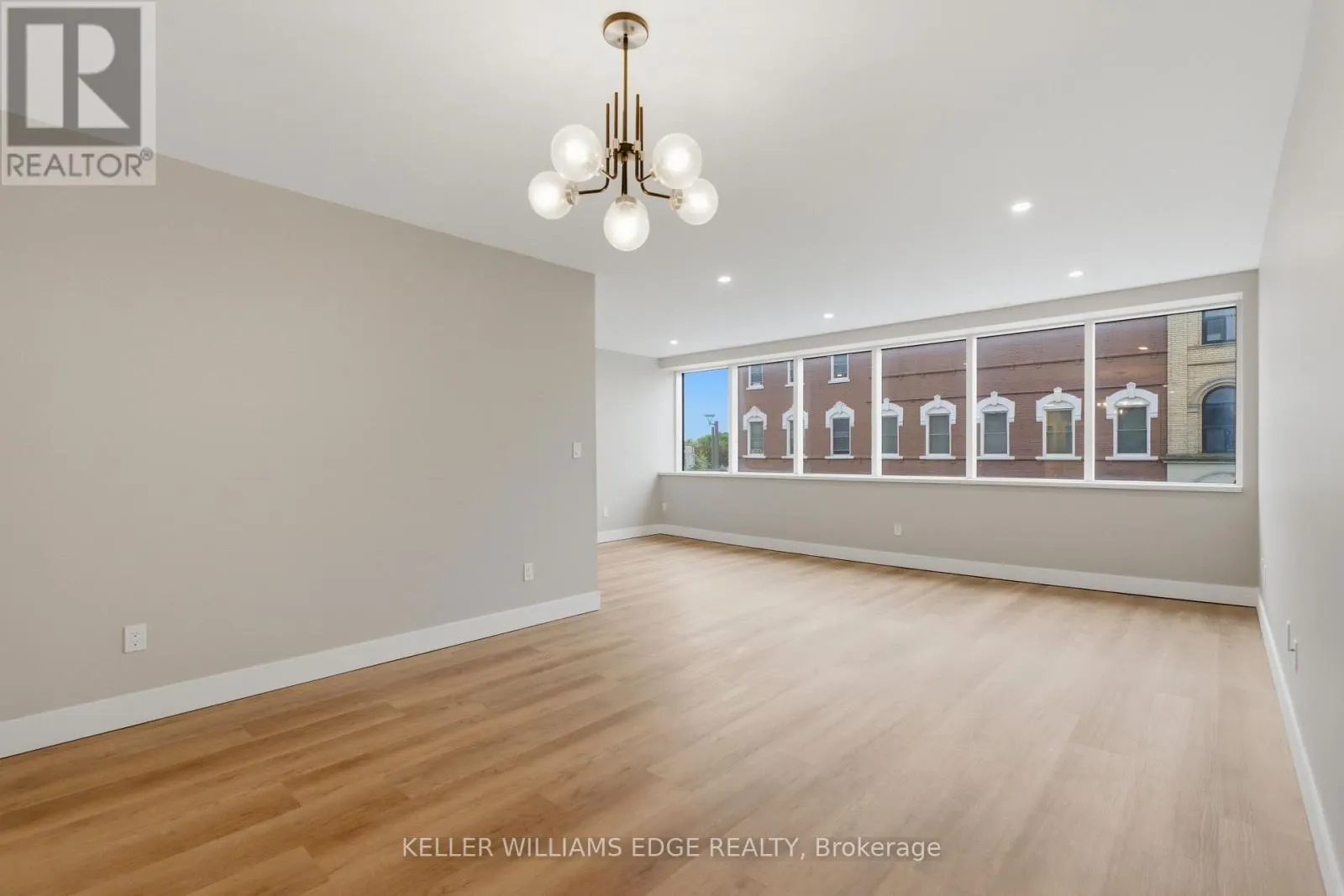 389 DUNDAS STREET