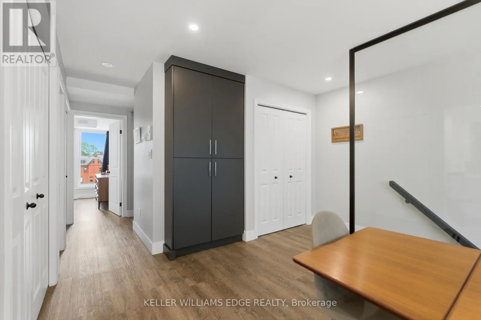 389 DUNDAS STREET