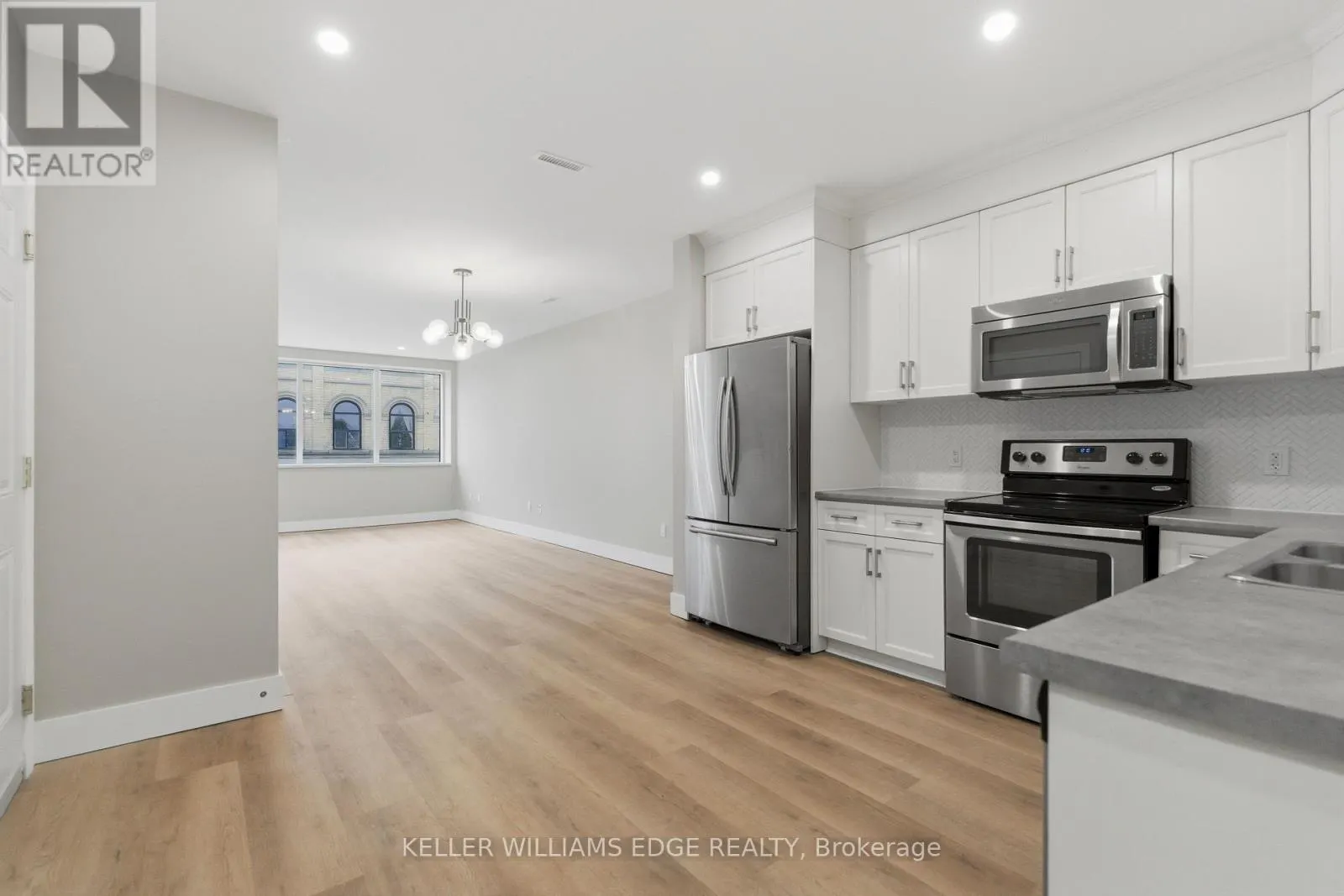 389 DUNDAS STREET