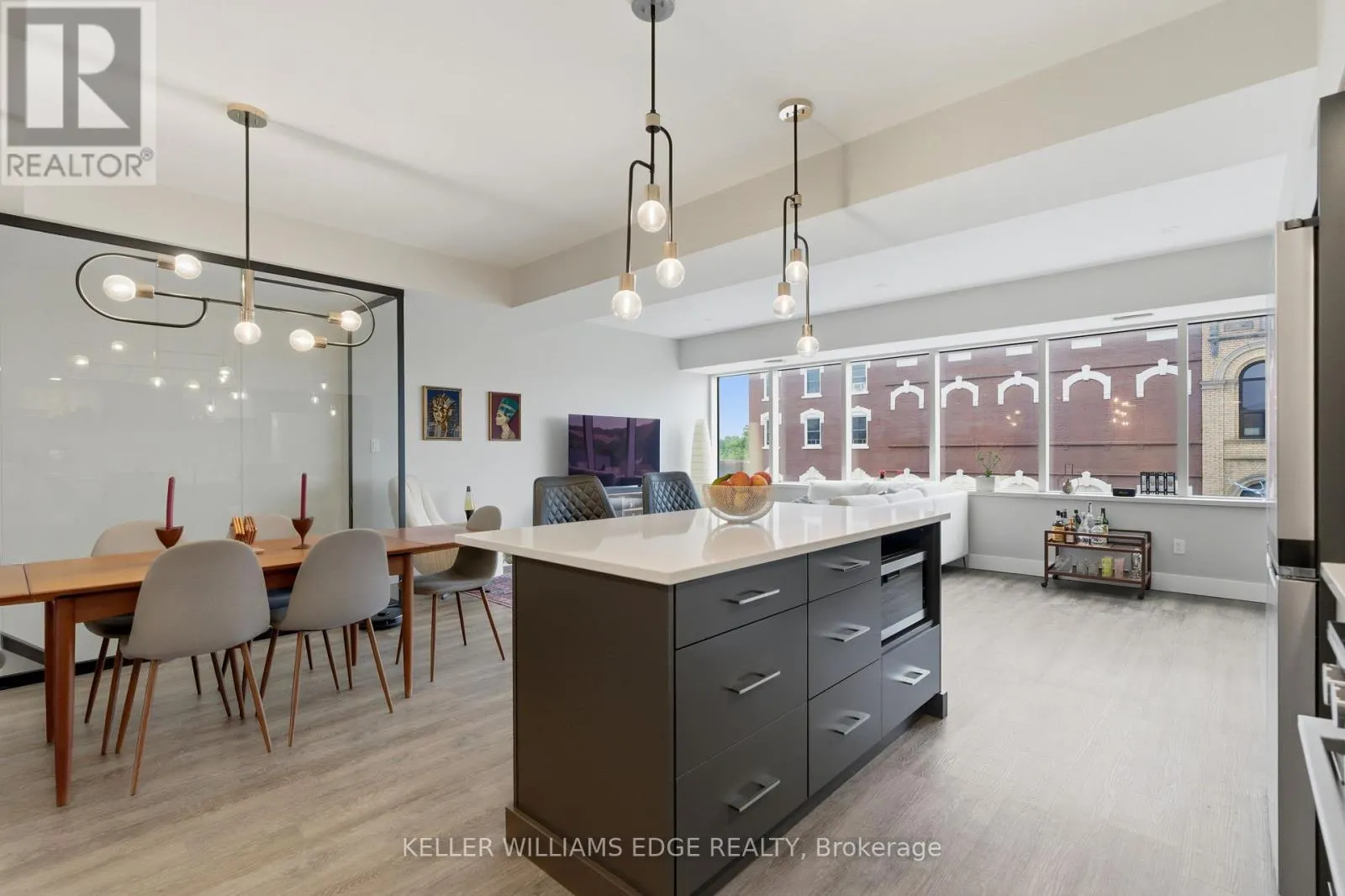 389 DUNDAS STREET